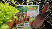 Livre "Je multiplie les plantes du jardin" avec des semis et un transplantoir