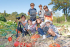 7 enfants posent avec des courges et leur matériel de tournage