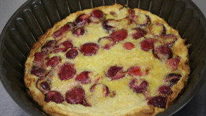 Clafoutis aux cerises dans un plat