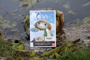 Jaquette du dvd "Un été avec Coo" au bord de la mare de l'Écolothèque